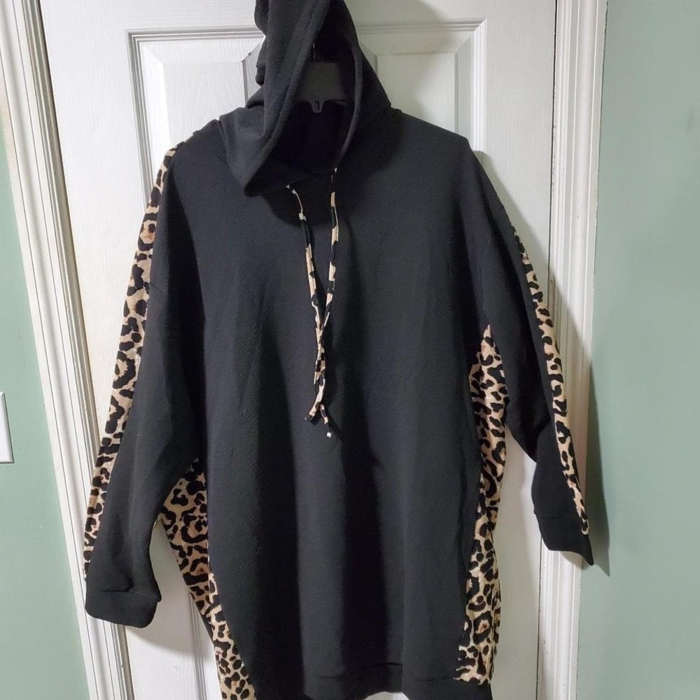 Black and Leopart print hoodie tunic length size 3x
